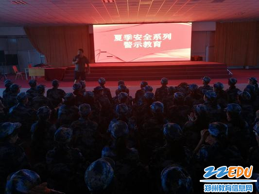 孙赵禹教官为同学们上夏季安全系列警示教育课 孙赵禹教官为同学们上夏季安全系列警示教育课