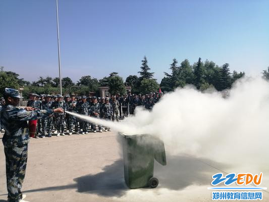 学生演示干粉灭火器正确使用方法 学生演示干粉灭火器正确使用方法