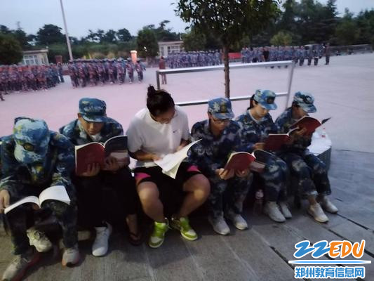 高一（5）班班主任王杨带领学生学习《郑州18中学生手册》