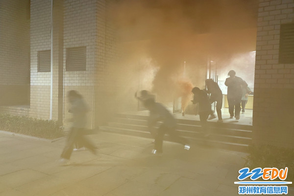 同学们迅速逃出宿舍楼_副本 同学们迅速逃出宿舍楼_副本