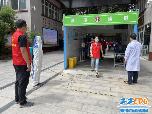 ”学生“通过测温通道 ”学生“通过测温通道