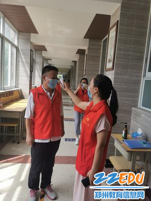 教师认真测温 教师认真测温