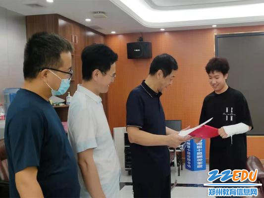 张松晨校长与张帅航同学（被华东师范大学录取）交流