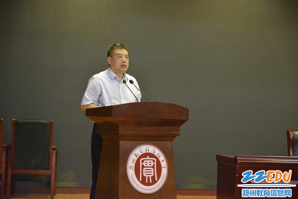 孙海峰校长在全体教工会上对开学工作做出具体要求