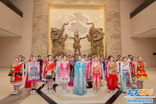 学生身穿民族服饰到河南省博物院研学