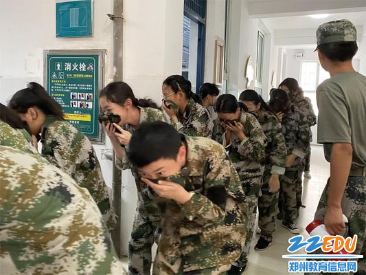 郑州市42中七年级学生有序从教室撤离