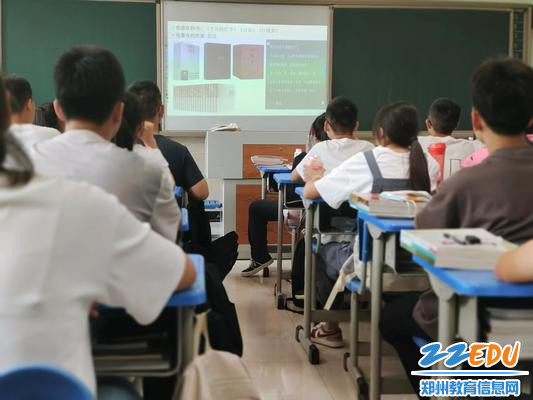 新任教师刘亦凡与学生分享喜欢读的书
