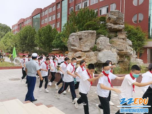 同学们有序逃离 同学们有序逃离