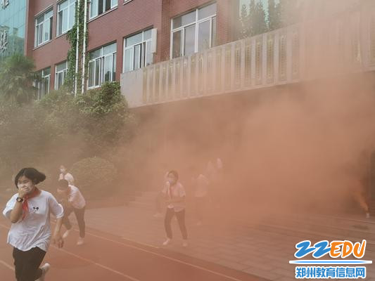 同学们捂口鼻快速逃离 同学们捂口鼻快速逃离