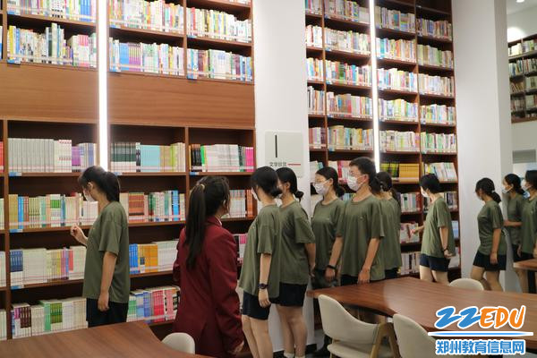 学生们参观智慧图书馆