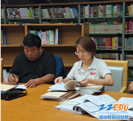 2教研组长们认真检查 2教研组长们认真检查