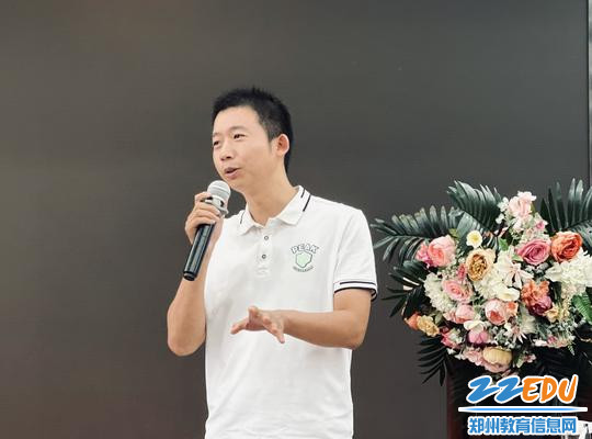 郑州八中七年级年级长霍冬冬老师安排新学期工作