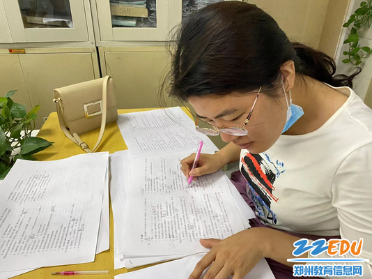 3.工会委员认真批改知识竞答试卷 3.工会委员认真批改知识竞答试卷