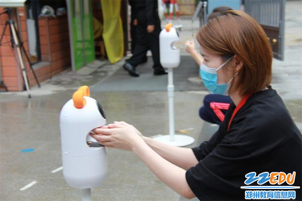 3 “孩子”入园进行手部消毒 3 “孩子”入园进行手部消毒