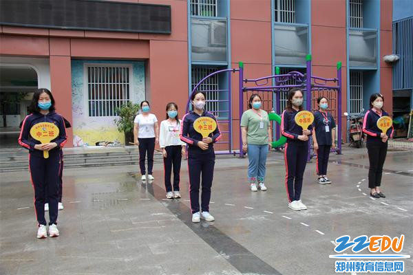 5 老师在幼儿园门口迎接本班“孩子” 5 老师在幼儿园门口迎接本班“孩子”