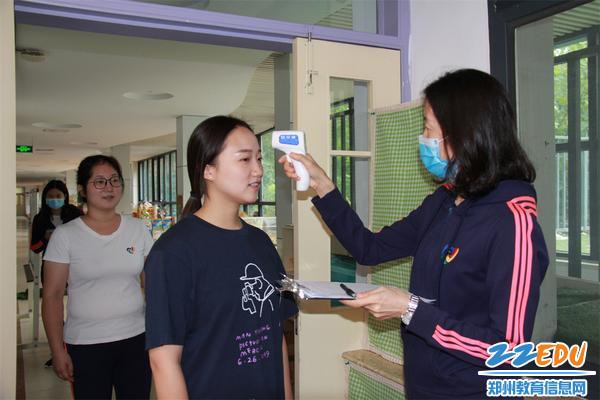 6 “孩子”入班接受体温检测 6 “孩子”入班接受体温检测