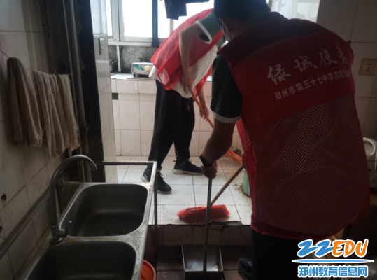 6志愿者帮助老教师打扫卫生