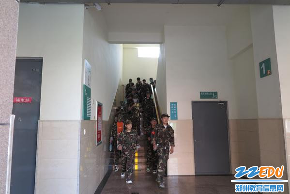 1.学生在楼梯间疏散通行