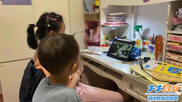 1孩子认真观看《开学第一课》