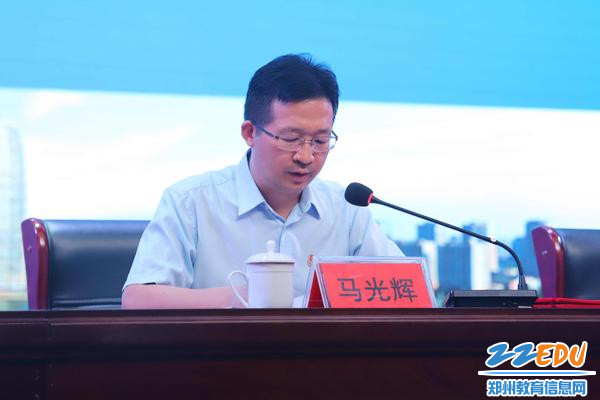 郑东新区组织人事与社会保障局局长马光辉宣读文件