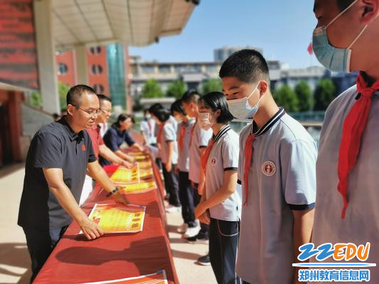 校领导为获奖学生颁奖