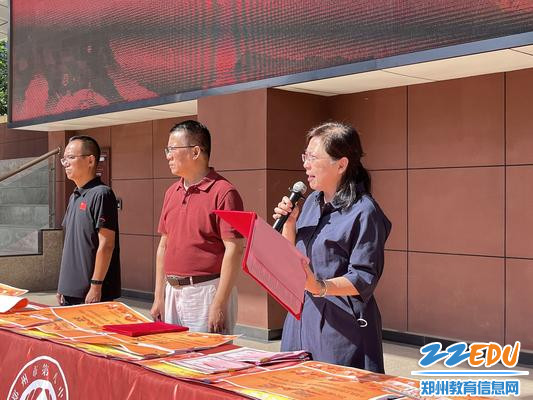 副校长刘莘发表动员讲话 副校长刘莘发表动员讲话