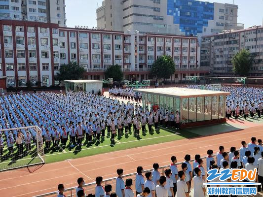 学生认真聆听 学生认真聆听