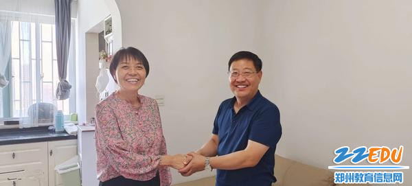 市教科所党支部书记、所长张五敏慰问老干部