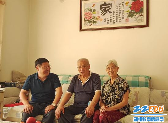 张五敏与老干部亲切交谈