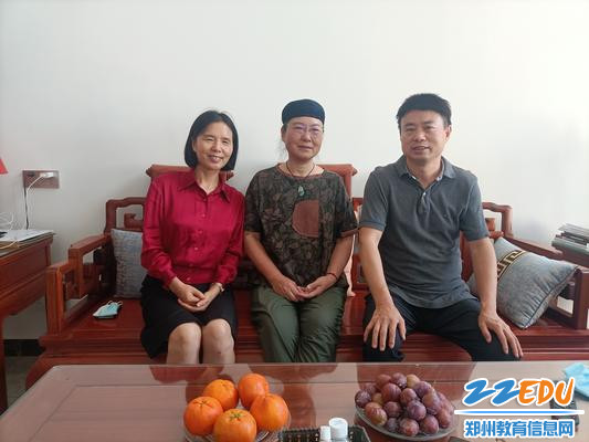 与老干部合影留念
