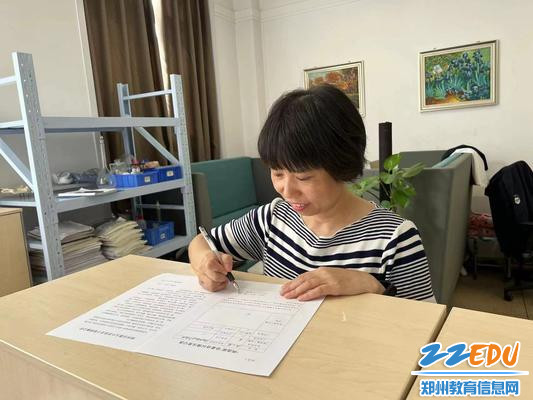 郑州九中教师发展处主任陈文杰签订清廉公约