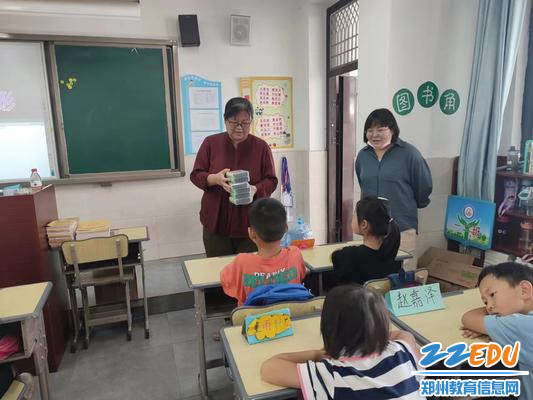 郑州市金融学校副校长宋歌为学生送文具