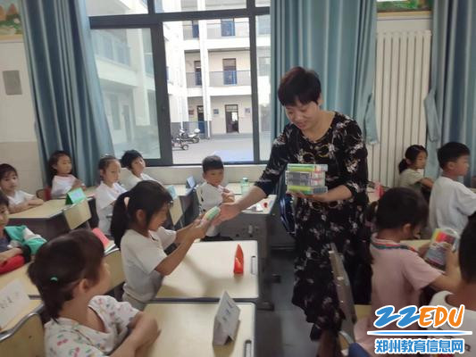 郑州市金融学校教务处主任张爱萍为学生送文具