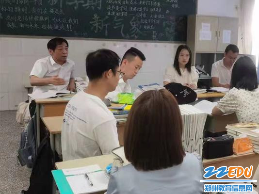 校长张松晨（左一）指点青年老师成长之路
