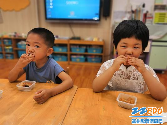 5.“一起品尝香甜的月饼吧！”