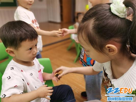 6“香甜的月饼要跟弟弟妹妹分享呀！”