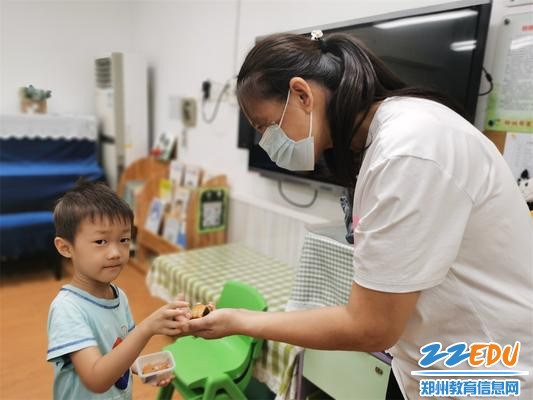 8.“老师，您辛苦了，甜甜的祝福送给您！”