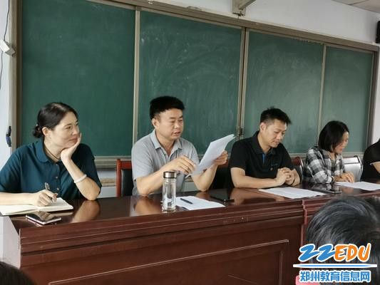 市教科所综合研究室主任胡远明做讲座。