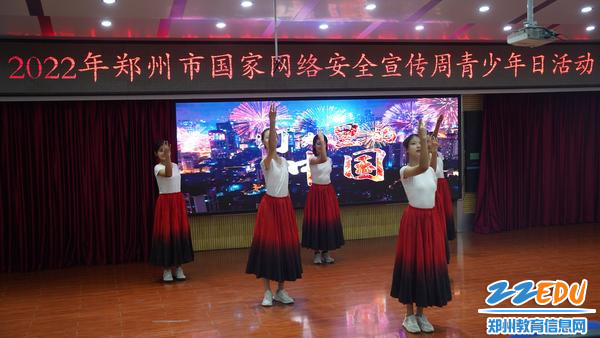 学生在表演舞蹈《灯火里的中国》