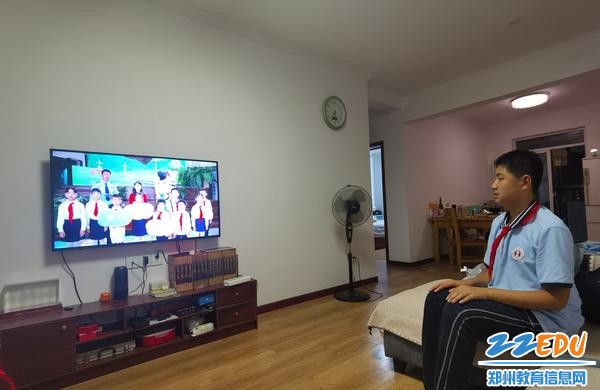 学生在家线上观看交通安全秋季开学课 学生在家线上观看交通安全秋季开学课