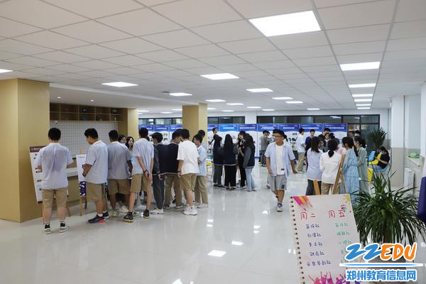 图片1:招新现场 图片1:招新现场