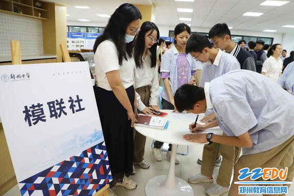 图片3:模联社报名依旧最火爆 图片3:模联社报名依旧最火爆