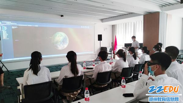 图 李朋帅老师带同学们在卫星定位展区进行互动体验活动