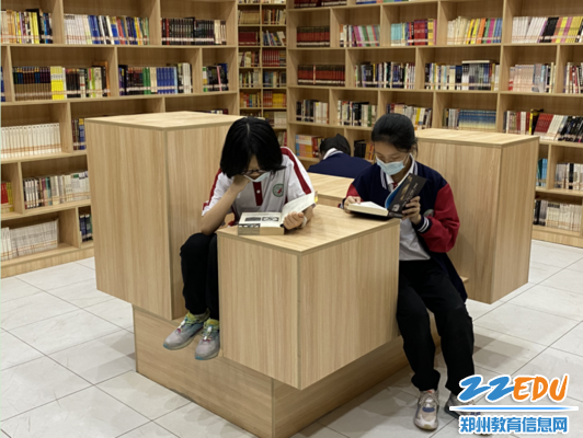 1图书馆里同学们安静阅读