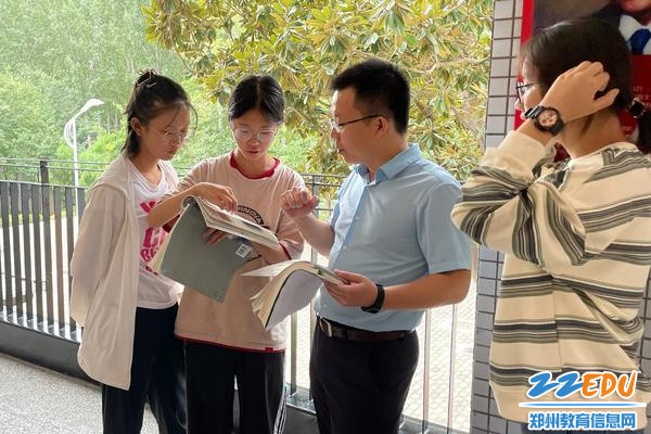 郑州市第一中学地理教师万亚男课后学生交流