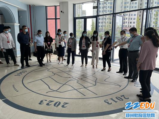 郑州18中校长段亚萍介绍学校自1953年建校至今的教育教学历史进程