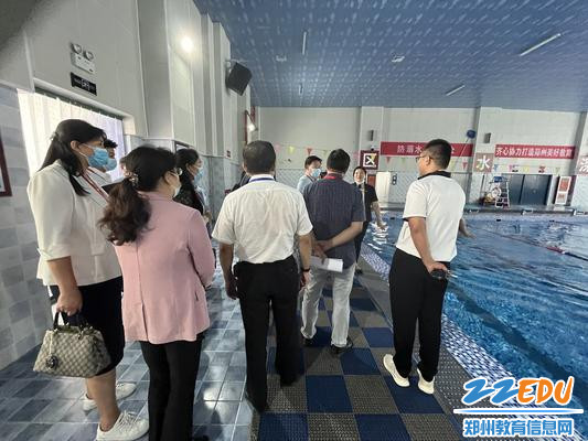 郑州18中游泳教练付登跃为到访的领导介绍了游泳校本课程情况