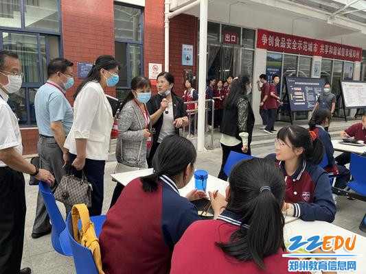 郑州18中校长段亚萍及来宾关注学生午餐用餐情况