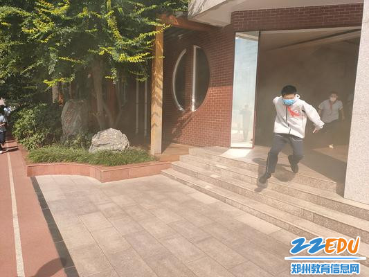 低头弯腰快速撤离 低头弯腰快速撤离