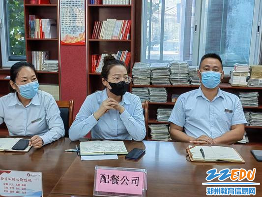 配餐公司代表对家长代表提出的问题做出解释说明 配餐公司代表对家长代表提出的问题做出解释说明